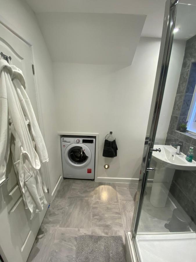 Modern 2 Bedroom Apartment, With Car Parking. Bitton Exterior photo