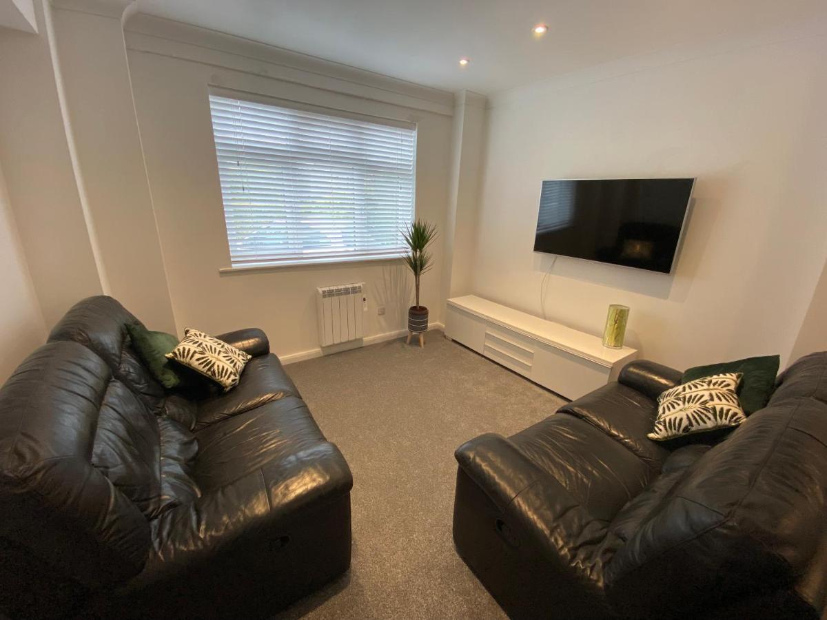 Modern 2 Bedroom Apartment, With Car Parking. Bitton Exterior photo